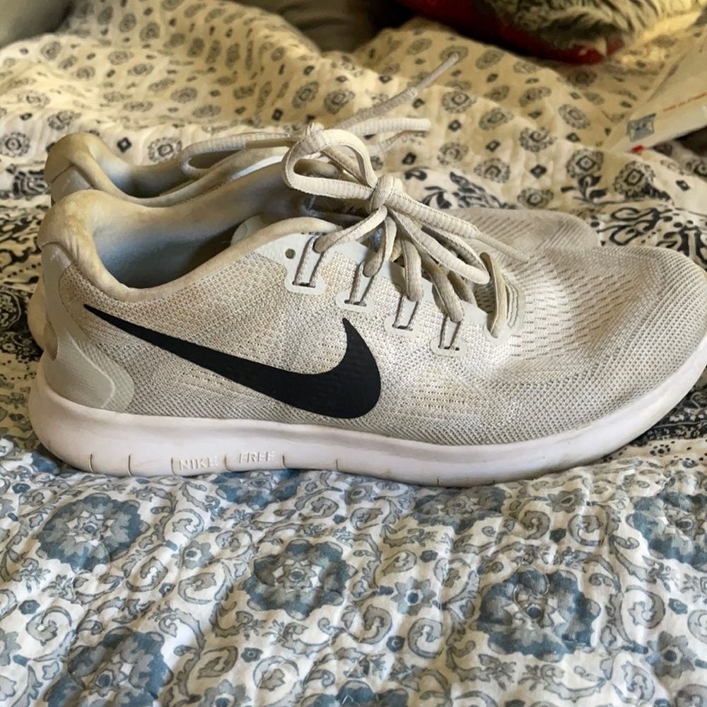 Women’s Nike free run tennis shoes